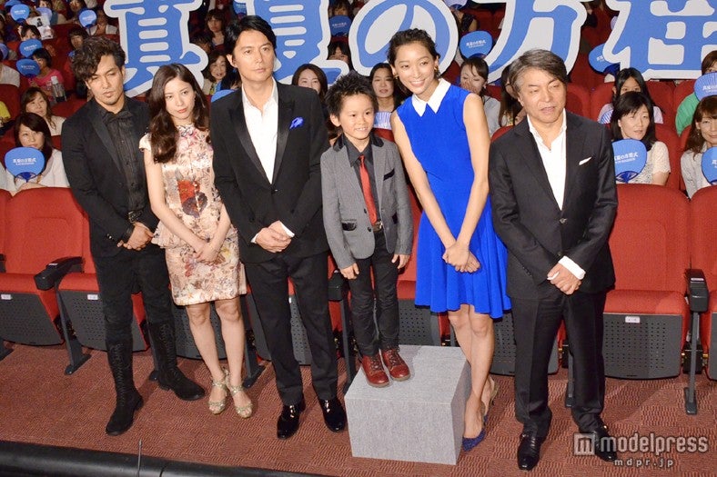 映画「真夏の方程式」初日舞台挨拶に出席した（左より）北村一輝、吉高由里子、福山雅治、山崎光、杏、西谷弘監督