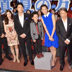 映画「真夏の方程式」初日舞台挨拶に出席した(左より)北村一輝、吉高由里子、福山雅治、山崎光、杏、西谷弘監督