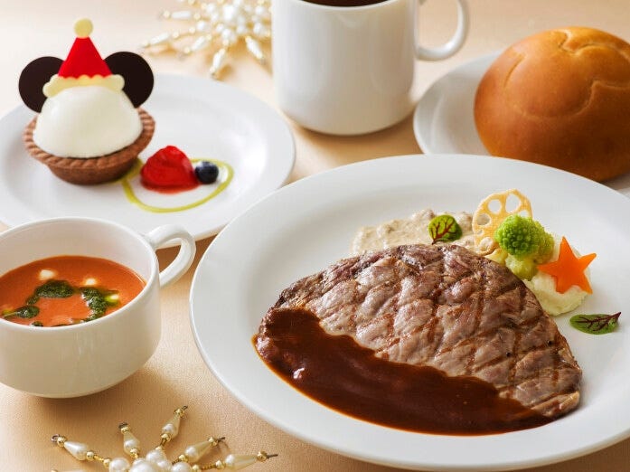 「ホライズンベイ・レストラン」のスペシャルセット 2980円、スーベニアランチョンマット付きで 3780円。グリルドビーフとモッツァレラ入りトマトスープ、パンまたはライスとかわいいデザート、ドリンクのセット