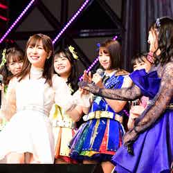 指原莉乃とHKT48メンバー「第8回 AKB48紅白対抗歌合戦」（C）AKS