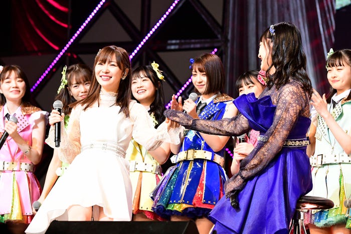 指原莉乃とHKT48メンバー「第8回 AKB48紅白対抗歌合戦」(C)AKS
