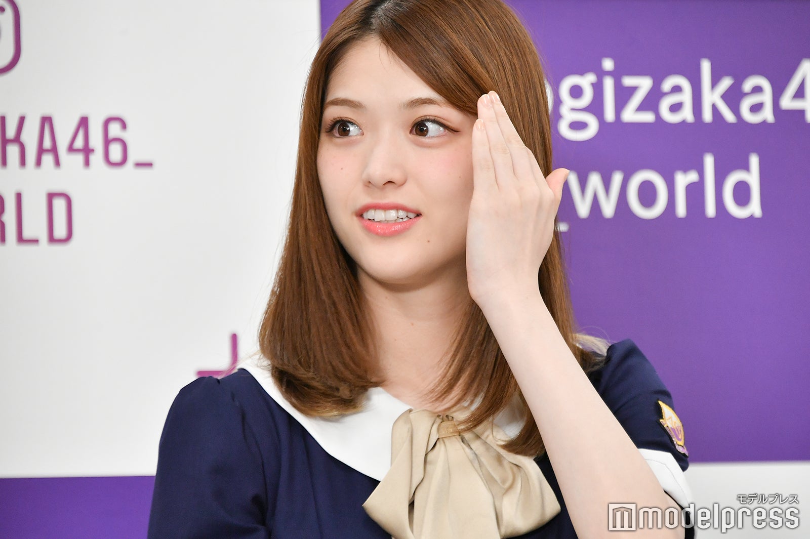 突然看板が落ちてきて驚く松村沙友理 （C）モデルプレス