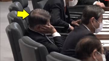 独自 議会中の政治家を勝手に観察 年収1400万円超えでも 爆睡 モデルプレス