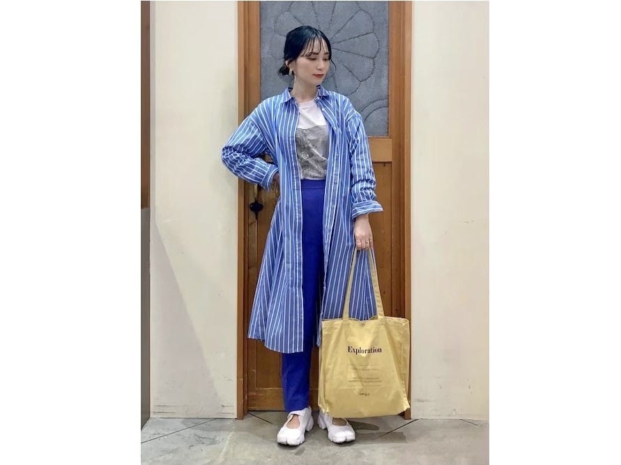 ブルーがメインのカラーコーデの足もとにもすんなりなじむ　出典：WEAR