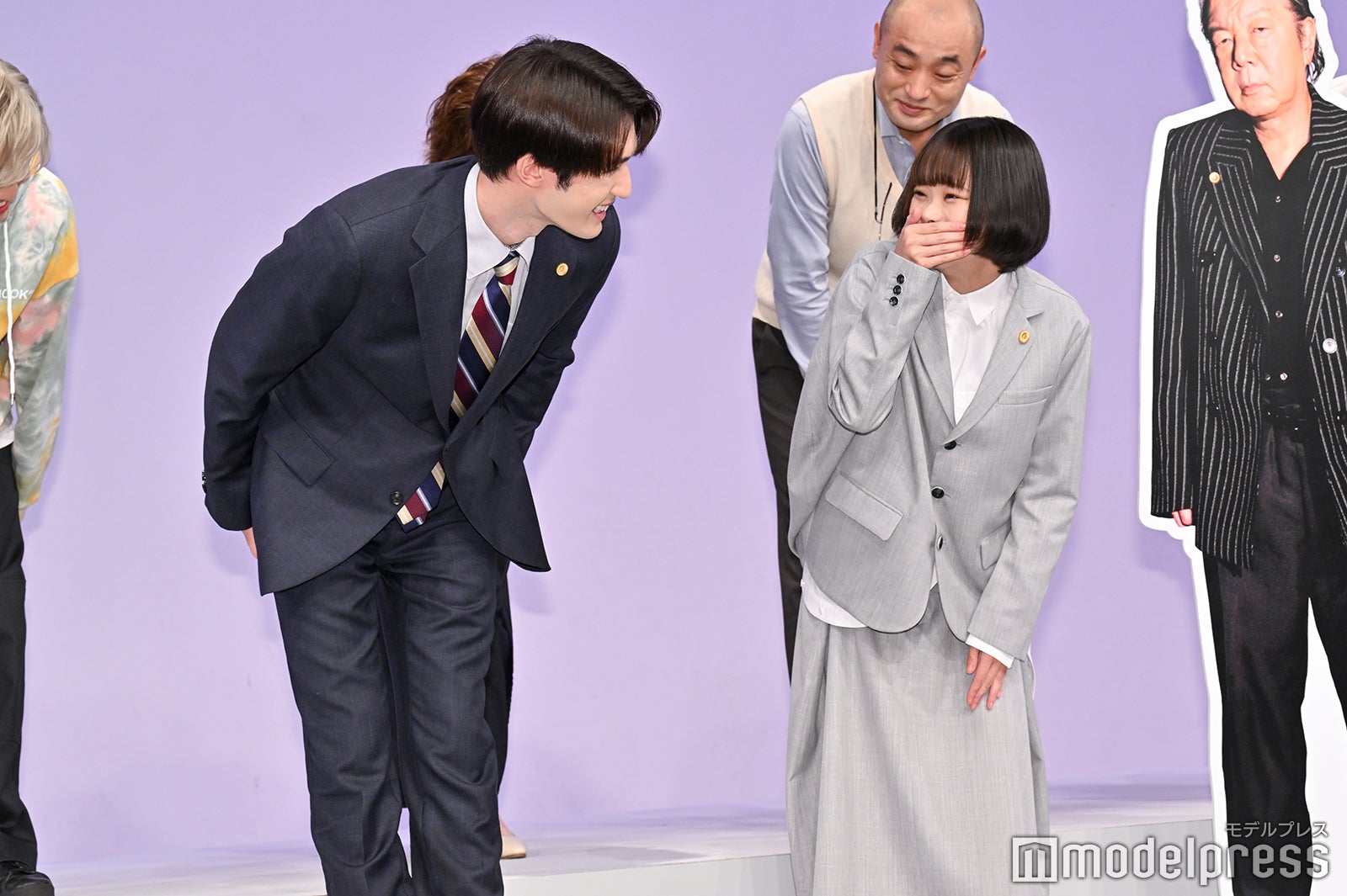 視線を合わせて笑うジェシー、趣里（C）モデルプレス