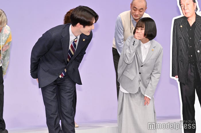 視線を合わせて笑うジェシー、趣里(C)モデルプレス