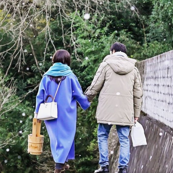 「最愛」吉高由里子＆松下洸平の“手つなぎ2ショット”「ギャラクシー賞」受賞報告