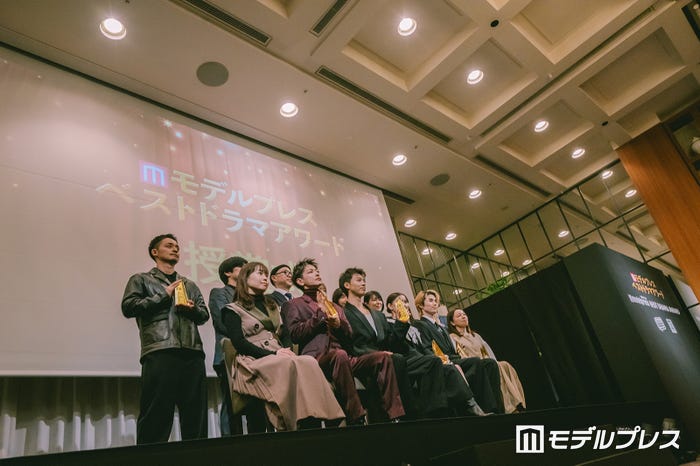 (前列左から)岡野真紀子氏、佐藤健、竹内涼真、芳根京子、本田響矢、塚原あゆ子監督(後列左から)荒井俊雄氏、櫻井紘史氏、アベゴウ氏、宋ハナ氏、小林杏奈氏、寺田御子氏、井上穂乃香氏、倉地雄大氏(C)モデルプレス