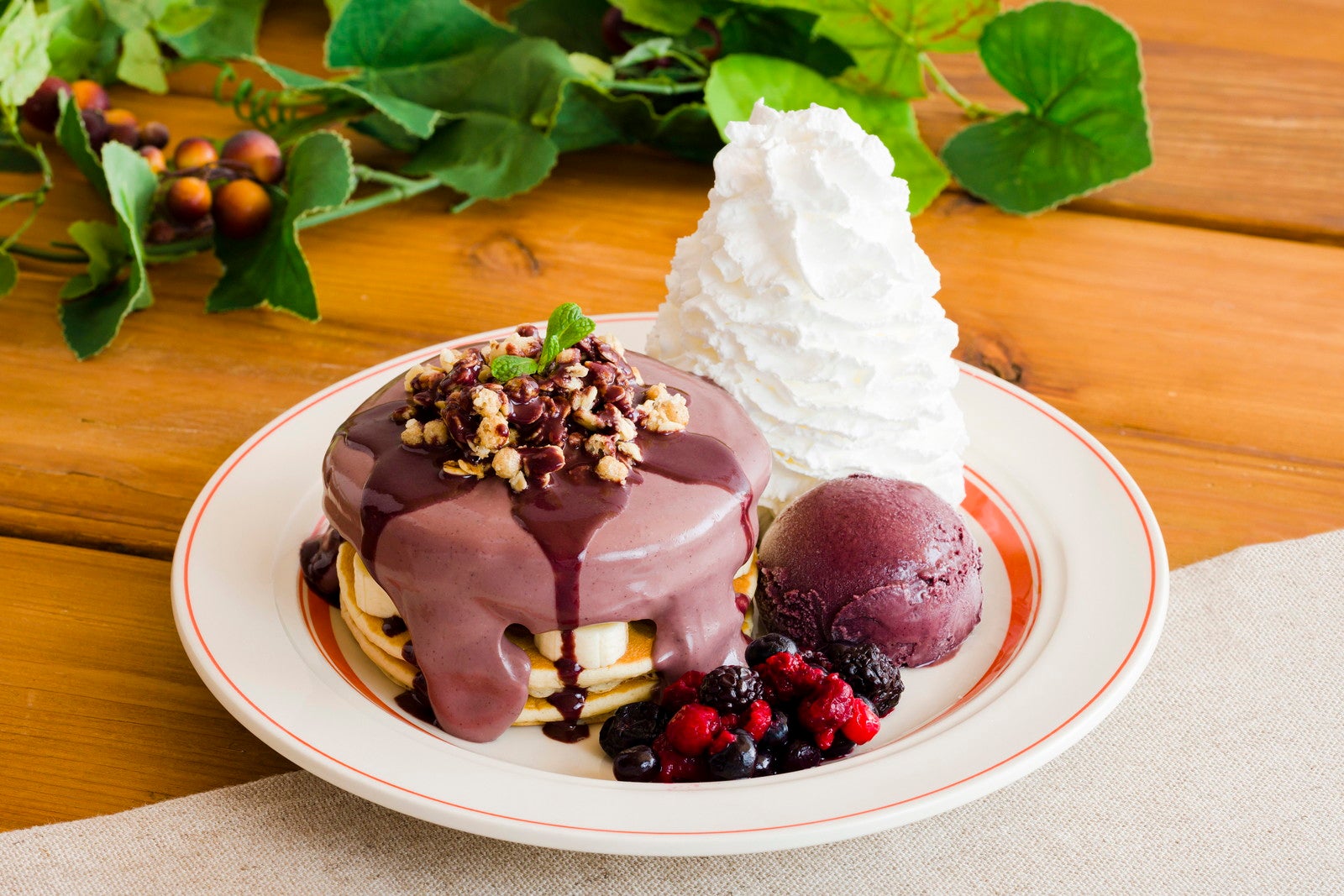 アサイーパンケーキ税込1,958円／提供画像