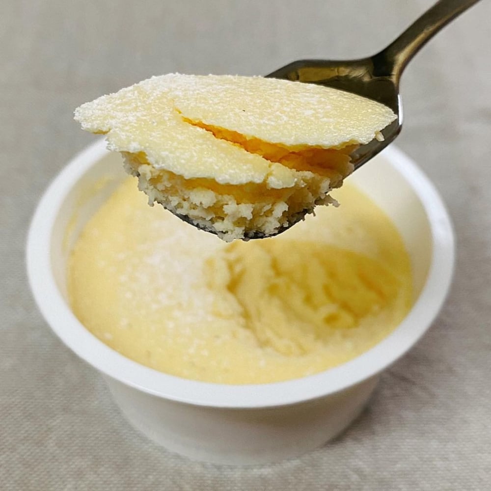 ミニストップのふわとろチーズテリーヌをスプーンですくっている写真