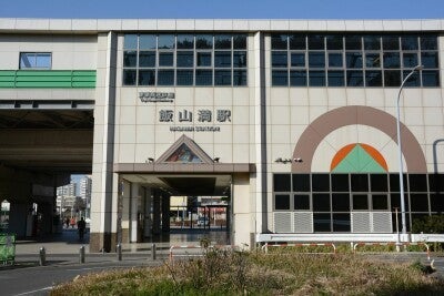 1996年開業だけあって新しい高架の飯山満駅