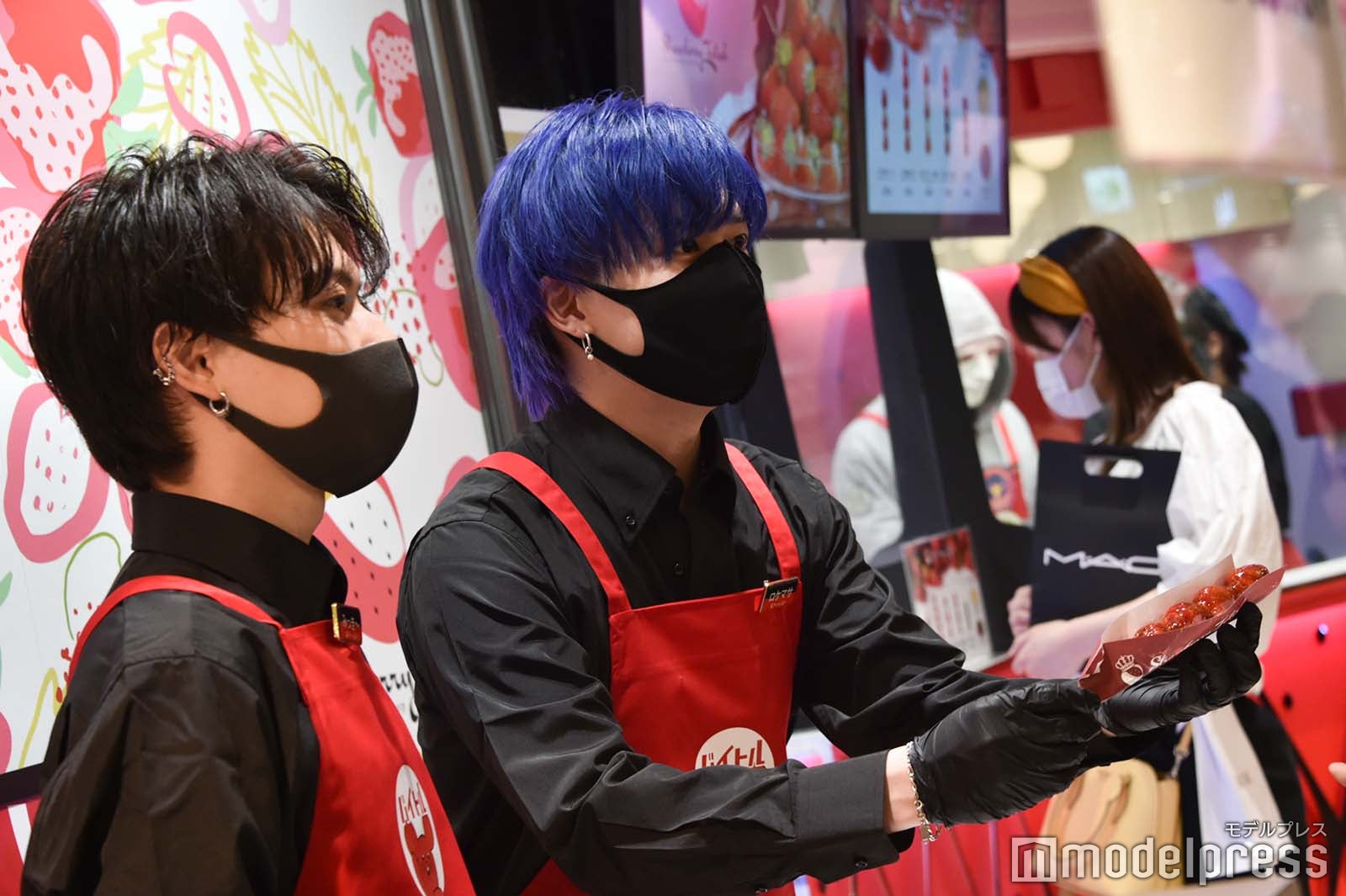 接客するみっき～、ロケマサ （C）モデルプレス