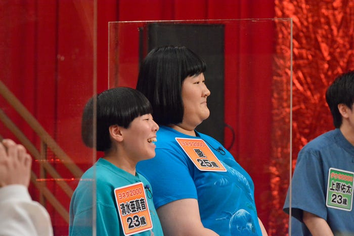 ヨネダ2000(清水亜真音、愛)(C)読売テレビ