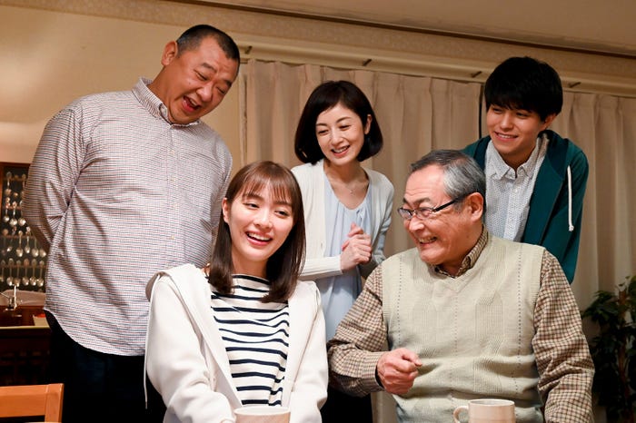 「向かいのバズる家族」より(C)読売テレビ