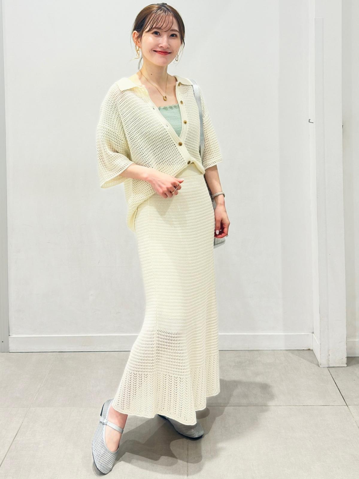トレンドのクラフト感がおしゃれな「透かし編み」をセットアップで 出典:StyleHint