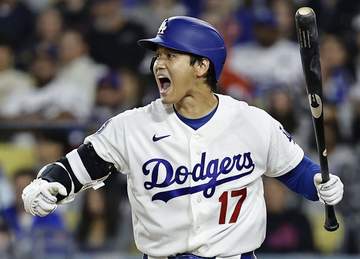 大谷翔平がビックリ絶叫 161キロがはるか手前でワンバン→表情固まる 空振り三振後、バットが当たった捕手へ気遣いも