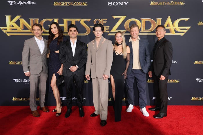 (左から)ニック・スタール、ファムケ・ヤンセン、ディエゴ・ティノコ、新田真剣佑、マディソン・アイズマン、ショーン・ビーン、マーク・ダカスコス(C)2023 TOEI ANIMATION CO, Ltd.