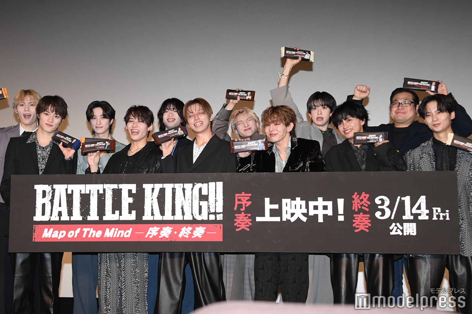 （後列左から）大槻拓也、野瀬勇馬、森愁斗、高尾楓弥、小川史記、瀧川元気監督（前列左から）上村謙信、関哲汰、高尾颯斗、山下永玖、草川直弥、沢村玲（C）モデルプレス