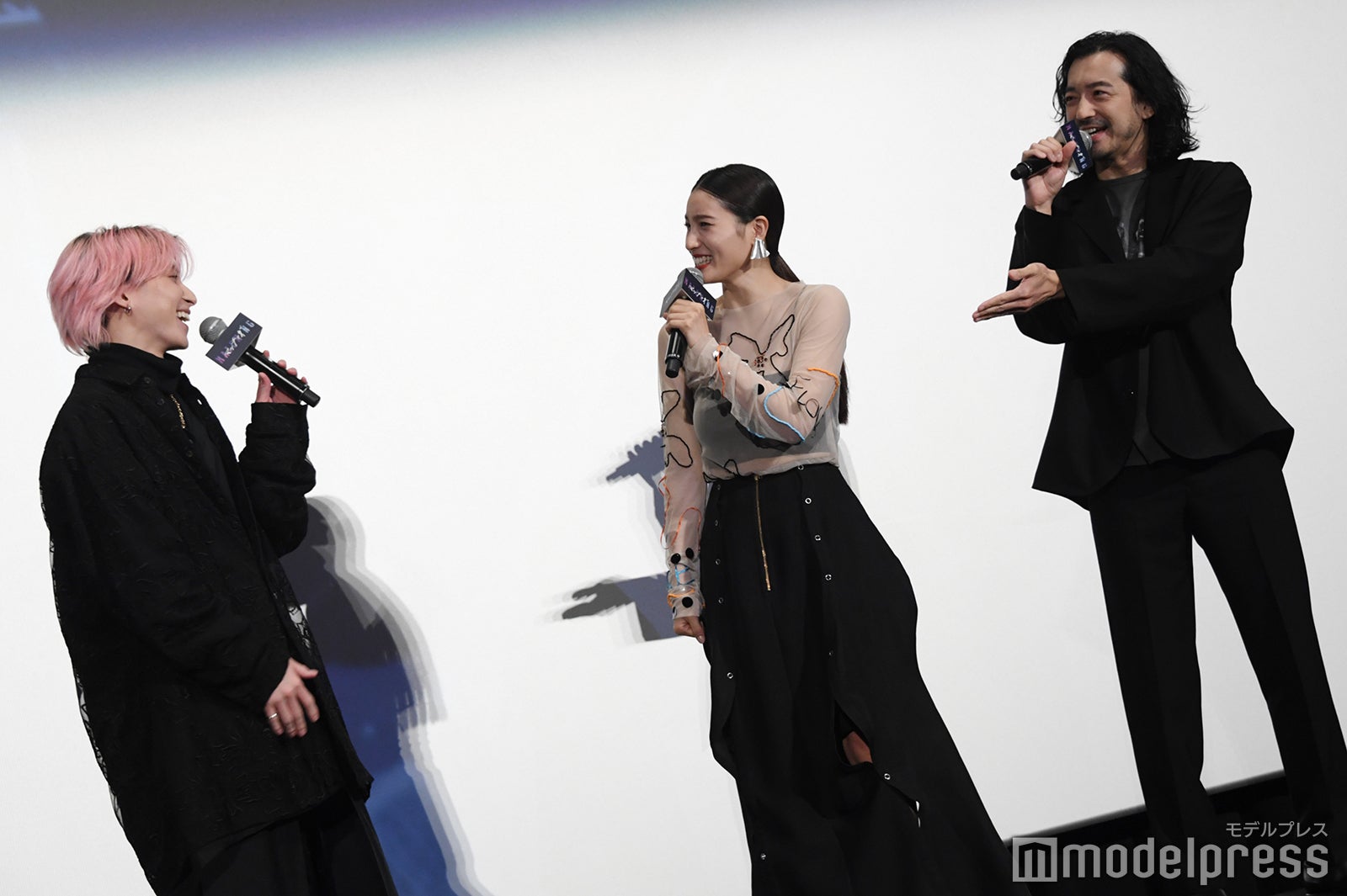 どこの現場でもツッコまれ役の佐久間大介、土屋太鳳、金子ノブアキ（C）モデルプレス