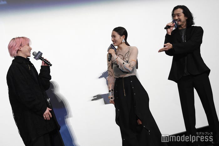 どこの現場でもツッコまれ役の佐久間大介、土屋太鳳、金子ノブアキ(C)モデルプレス