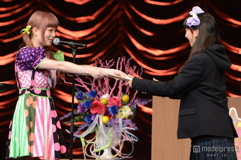 女子高生ファンに卒業証書を授与するきゃりーぱみゅぱみゅ（左）