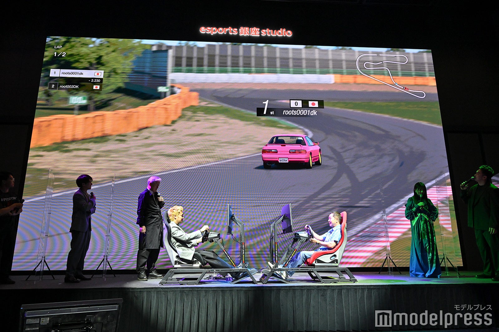 カーレースゲーム対決の様子 （C）モデルプレス