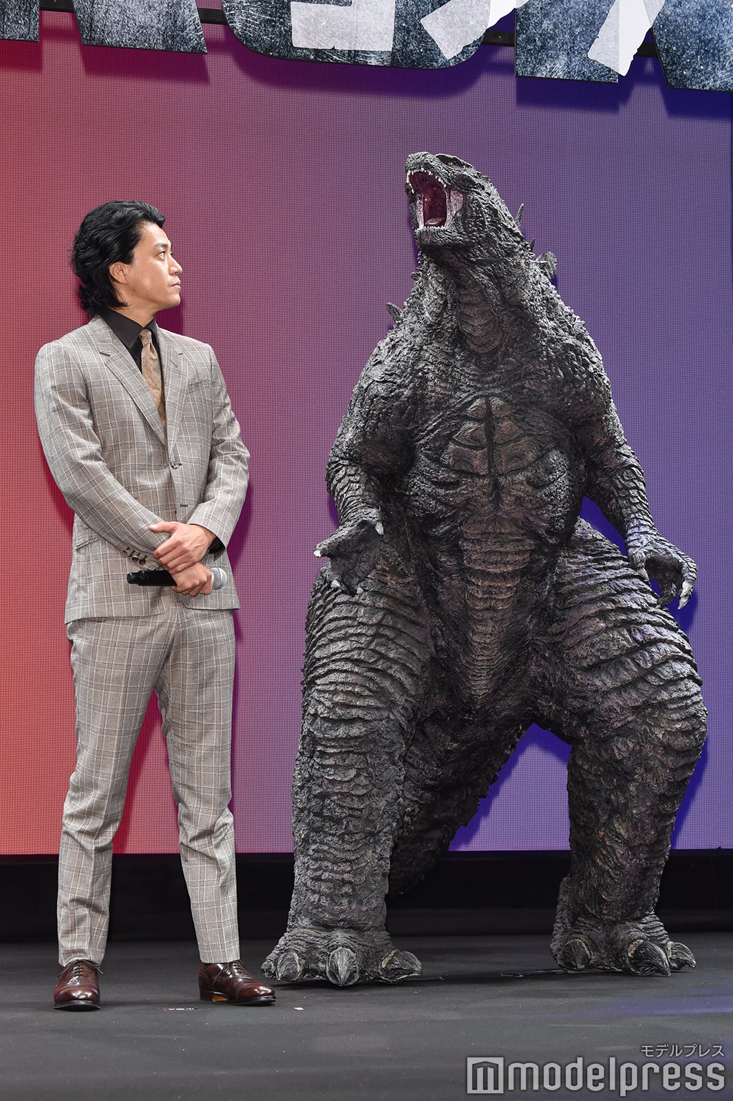 ゴジラの大きさにびっくりする小栗旬 （C）モデルプレス