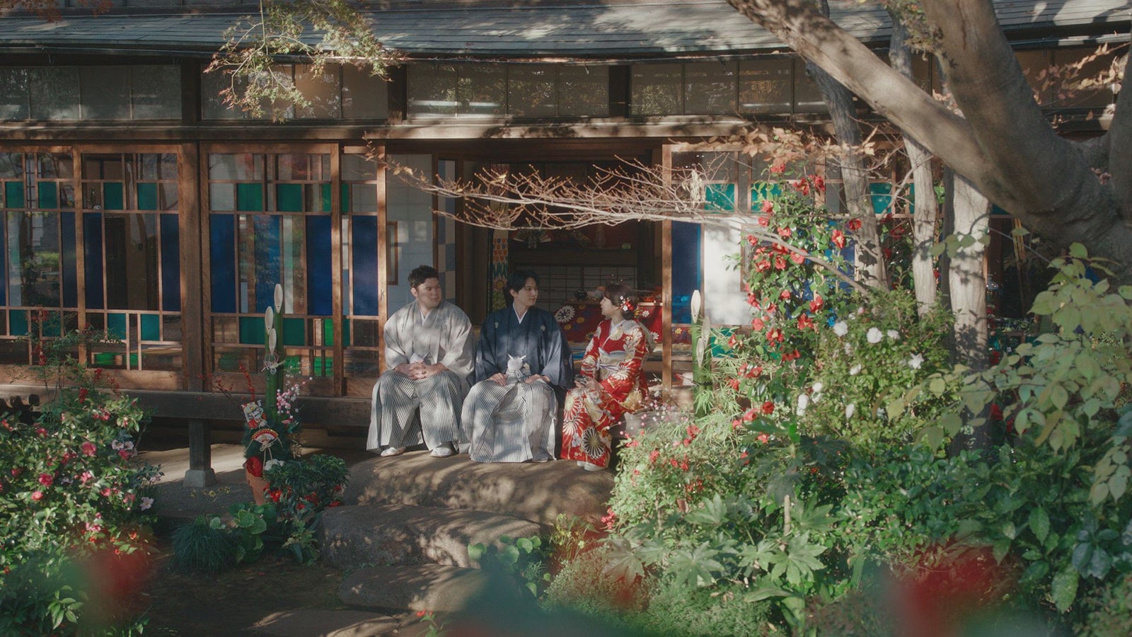 ウルフ・アロン、吉沢亮、広瀬すず／「お正月を写そう 2022 チェキ・エモい写真」篇より（提供写真）