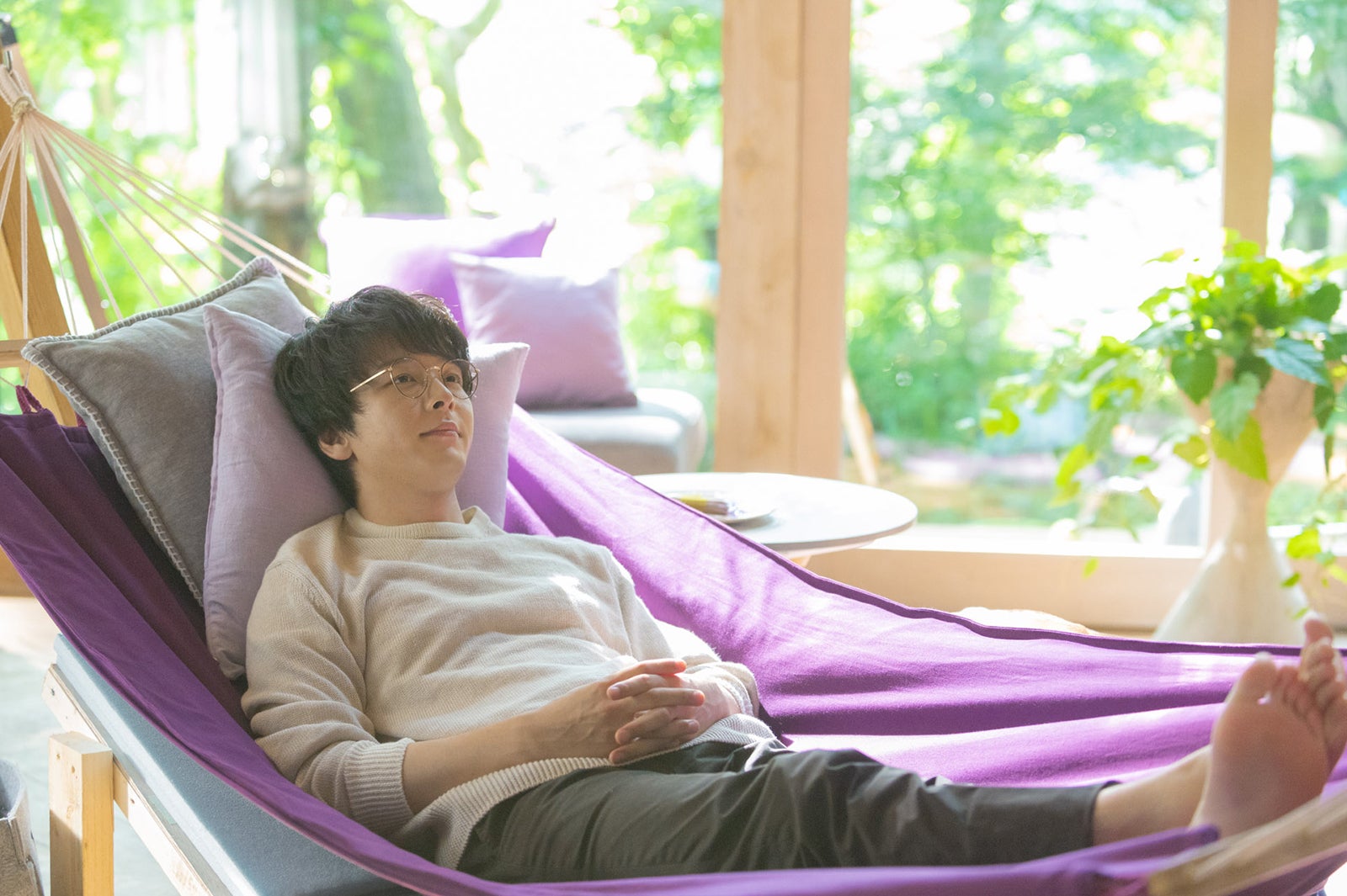 中村倫也、ハンモック＆部屋着姿でゆったり　破壊力抜群セリフも