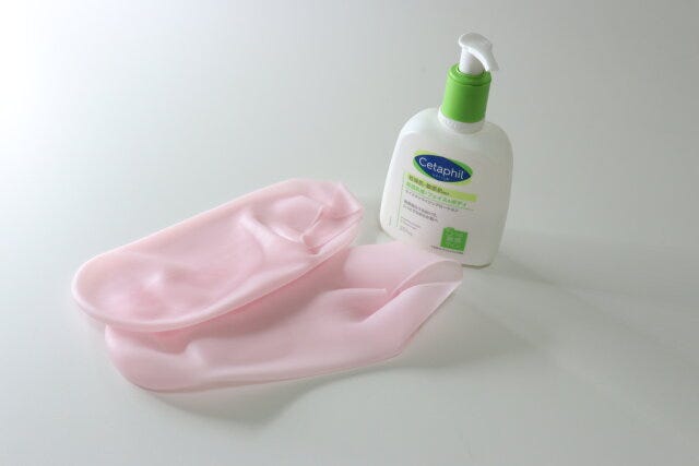 ダイソー　しっとりフットケアソックス　ボディークリーム