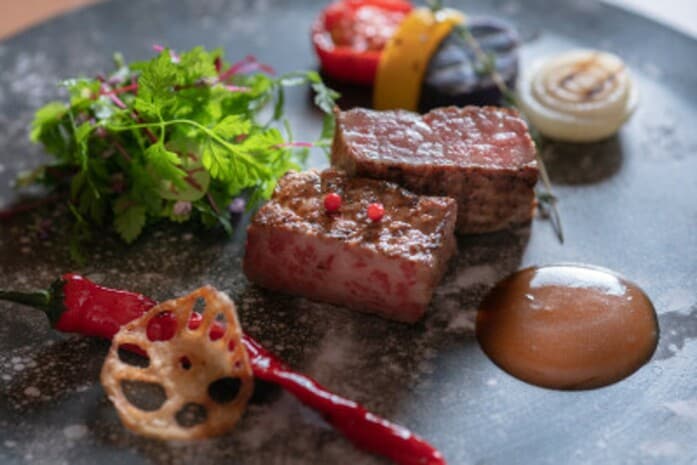 夕食の懐石コースの肉料理の一例