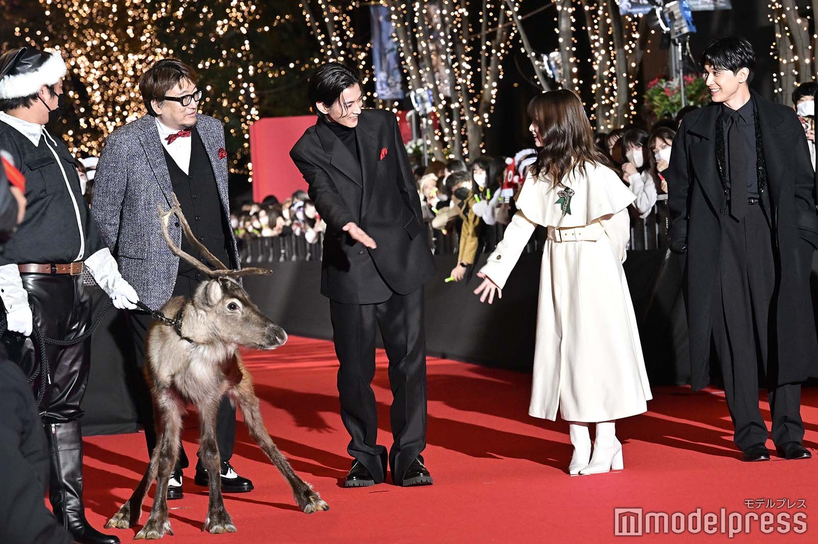 譲り合う渡邊圭祐＆橋本環奈（中央）を見守る福田雄一監督、吉沢亮（両脇） （C）モデルプレス