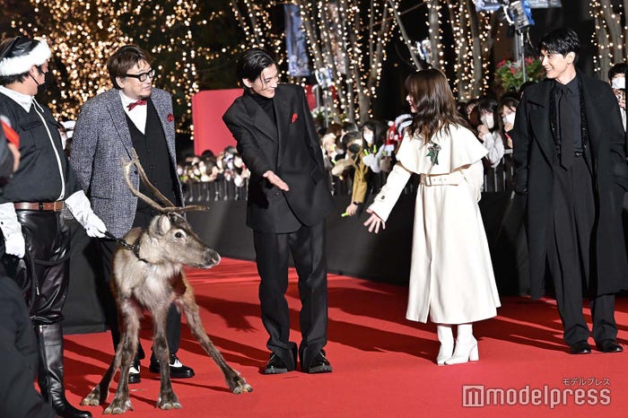 譲り合う渡邊圭祐&橋本環奈(中央)を見守る福田雄一監督、吉沢亮(両脇) (C)モデルプレス