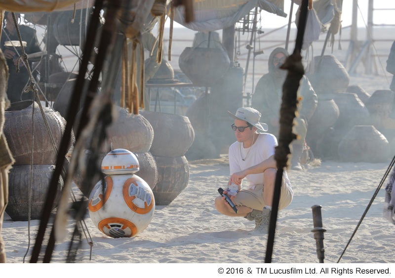 J.J.エイブラムス監督とBB-8（C）2016＆TM Lucusfilm Ltd．All Rights Reserved．