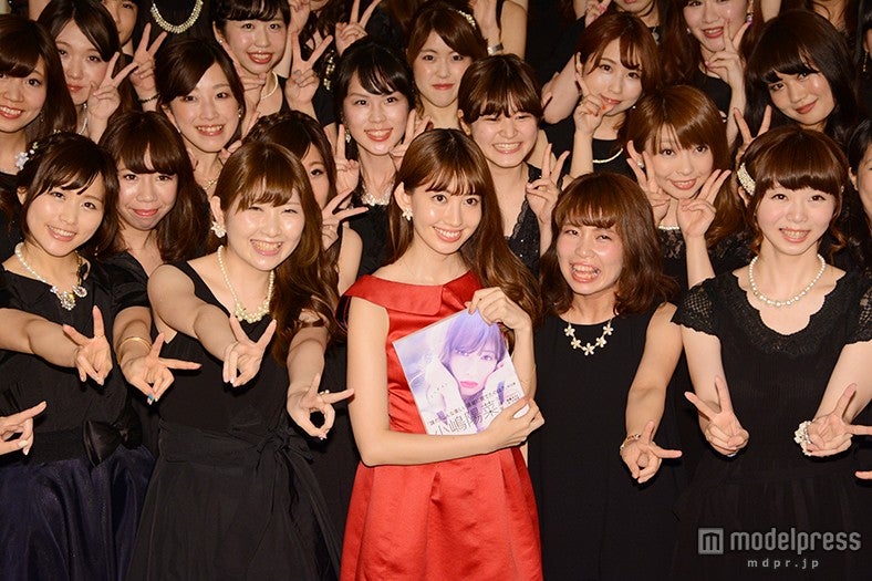 50人の女性ファンと記念撮影／小嶋陽菜
