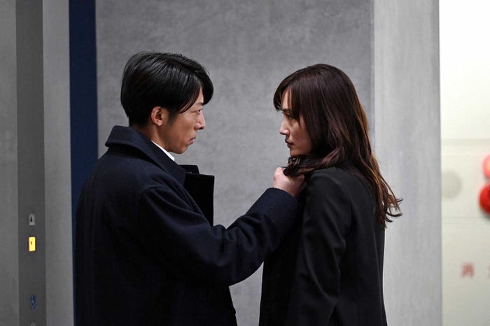 高橋一生、綾瀬はるか「天国と地獄 ~サイコな2人~」第4話より(C)TBS