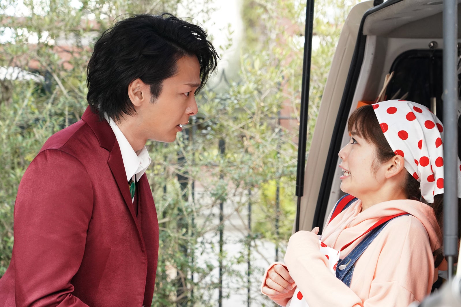 中村倫也、小芝風花／「美食探偵 明智五郎」第1話より（C）日本テレビ