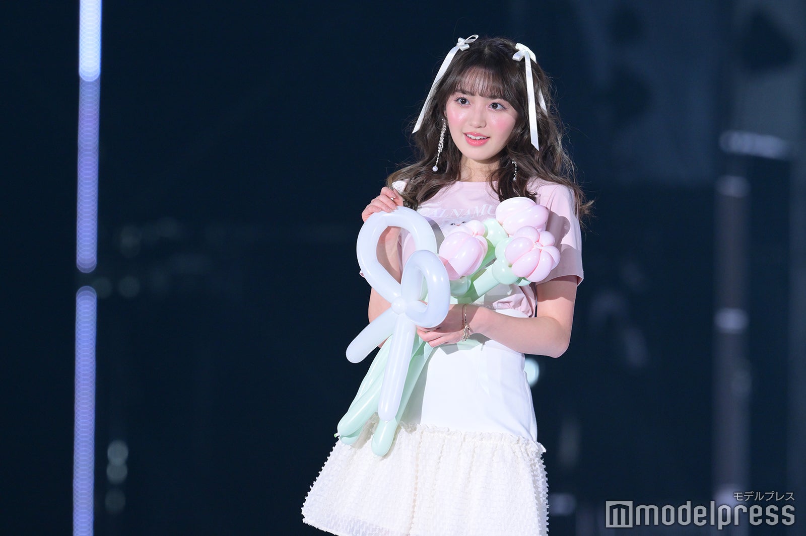 香音、ミニスカ×レースハイソックスで美脚スラリ【TGC 2024 S／S】