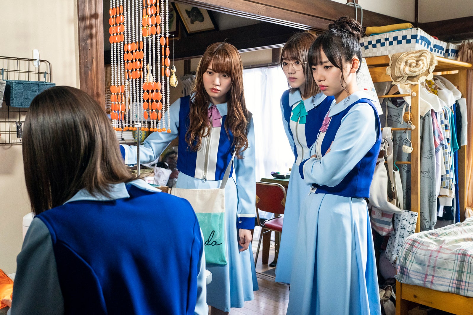 （左から）加藤史帆、佐々木美玲、齊藤京子／「DASADA」第6話より（C）「DASADA」製作委員会 