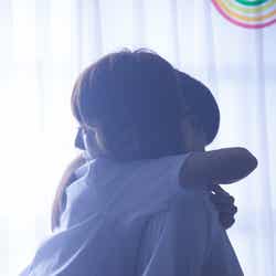 篠原叶子役・花井瑠美(前)と宮下夕紀役・大谷澪(後)/映画「ジェリー・フィッシュ」より