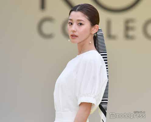 「神コレ」朝比奈彩トップバッターで開幕 “奇跡的に雨止む”屋外ランウェイ<神コレ2023S/S>