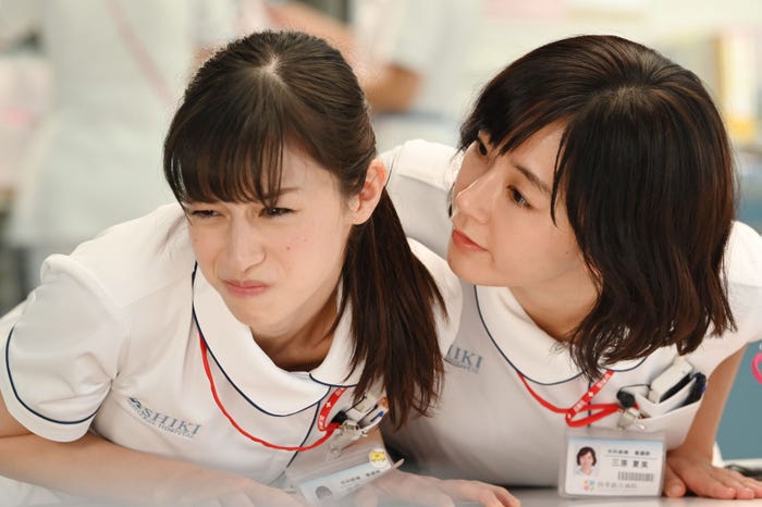 中条あやみ・水川あさみ/「白衣の戦士!」第1話より(C)日本テレビ