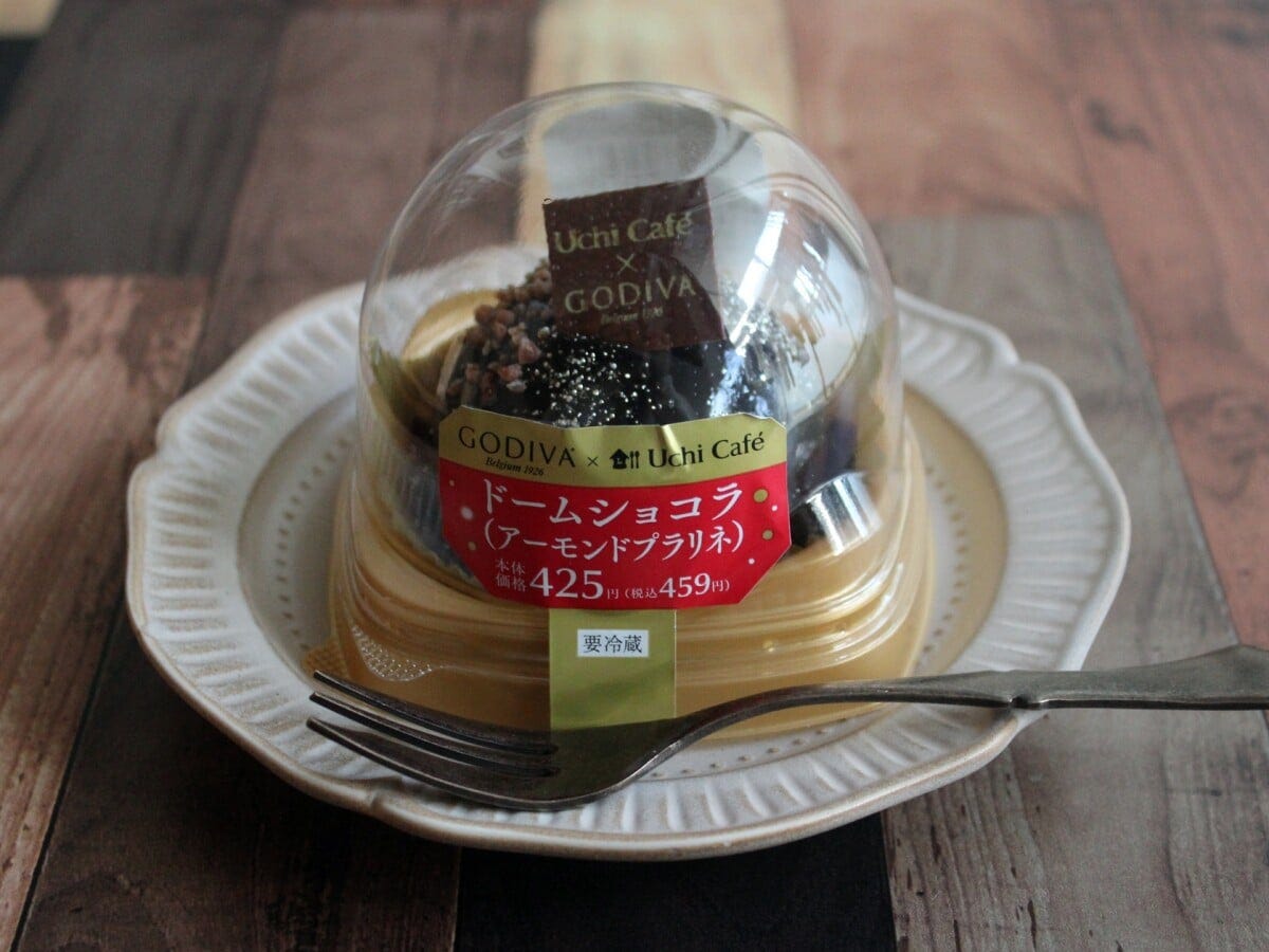 パティスリーに並んでいそうなドーム型のケーキ