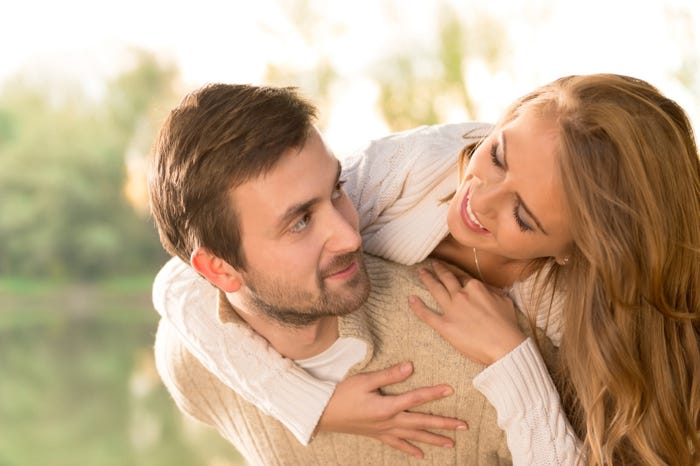 彼の“男性らしさ”は褒める以外では触れないように…(Photo by StockRocket/Fotolia)