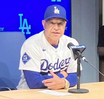 ロバーツ監督がご満悦「心から気に入っている」あきらめずに戦ったナインを絶賛 デビュー戦初勝利の剛腕は「とてもエキサイティング」