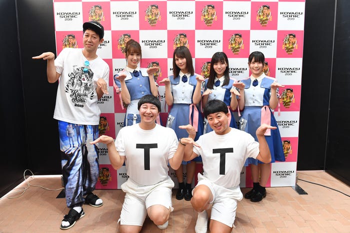 (後列左から)小籔千豊、佐々木久美、小坂菜緒、河田陽菜、丹生明里(前列左から)長田庄平、松尾駿/「コヤブソニック2019」の様子(提供写真)