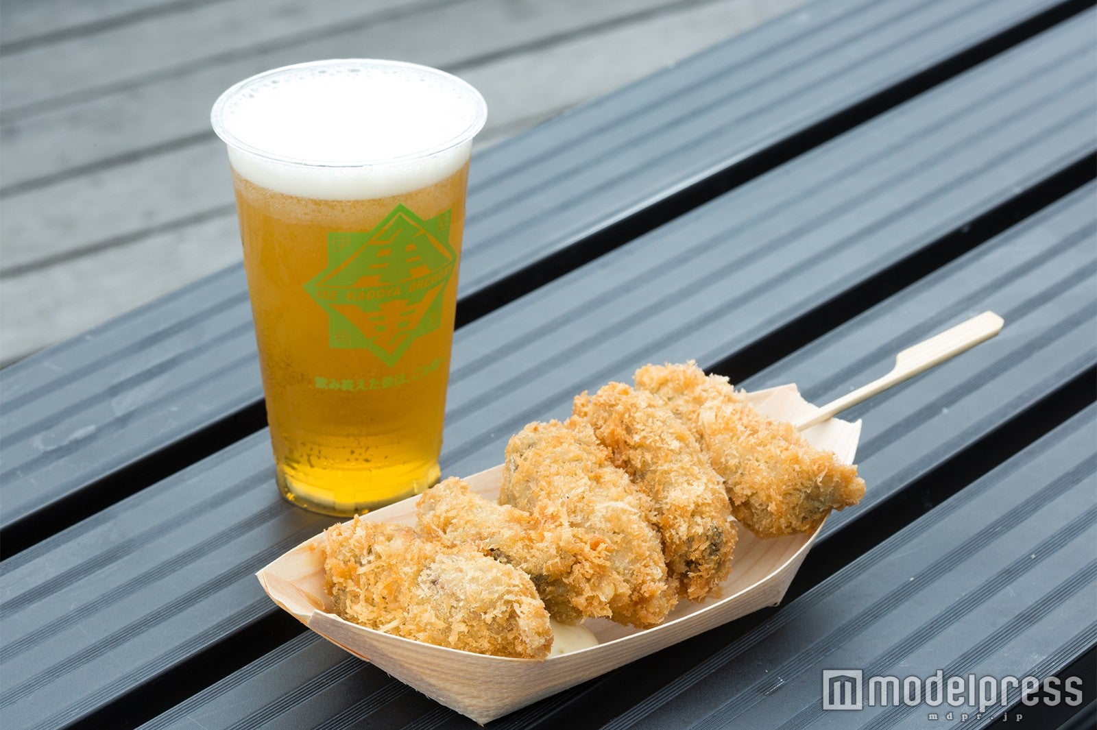 カキフライ串、地ビール（C）モデルプレス