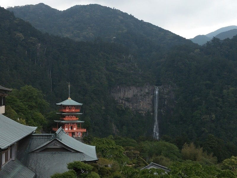 世界遺産でもある那智の滝と青岸渡寺の三重塔。熊野詣をした古（いにしえ）の人々はこの風景をどのような思いで眺めたことでしょう（2013年4月撮影）