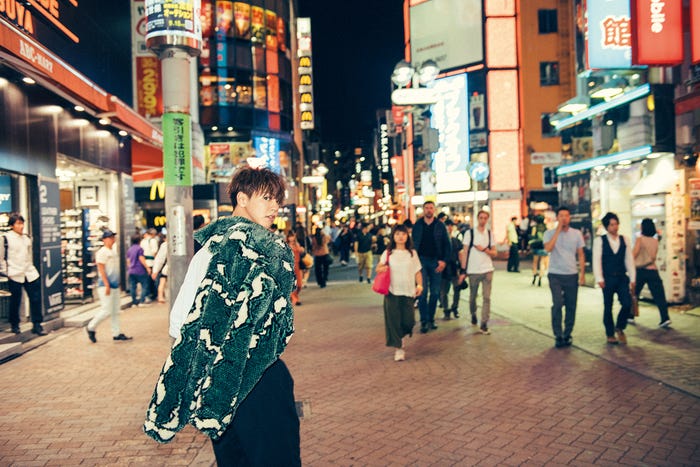片寄涼太1st写真集「グッバイ、ホワイト」(KADOKAWA)誌面カット(提供画像)