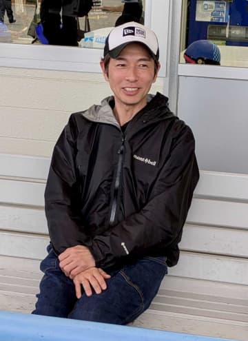 和田竜二調教師 落馬負傷の療養から退院、栗東に姿見せ現状を報告「生活する分には大丈夫です」 